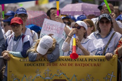 Учителите и учениците в Румъния се завърнаха в класните стаи
