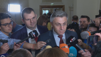Мустафа Карадайъ и Делян Пеевски са двамата депутати от ДПС, подкрепили кабинет "Денков-Габриел"
