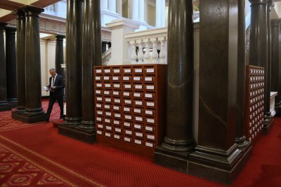 Как 14-часовото заседание на ВСС отекна в парламента