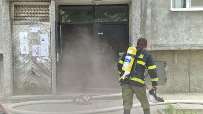 Пожар избухна в блок в Казанлък, леко обгазени са майка и децата ѝ