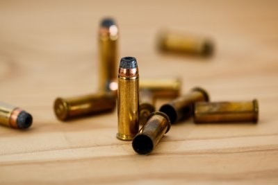 Мъж е стрелял с пистолет по 11 годишния си син