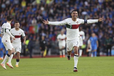 Роналдо донесе победа на Португалия в мач №200 за националния отбор