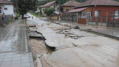 Проливният дъжд затвори международния път Е 79 през град Димово Обявено