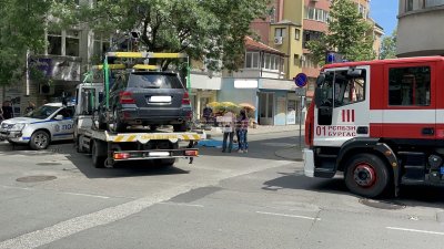 Тежка катастрофа в центъра на Бургас Лек автомобил блъсна възрастна