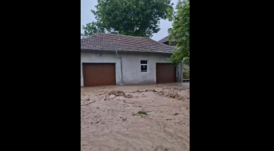 Наводнени улици в Етрополе Подадени са десетки сигнали съобщиха за