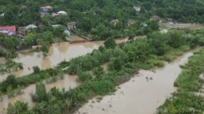 Лошото време на Балканите - порои наводниха къщи и пътища в Сърбия и Румъния