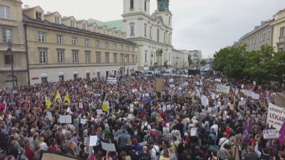 След смъртта на бременна: Хиляди в Полша протестираха срещу забраната за аборти