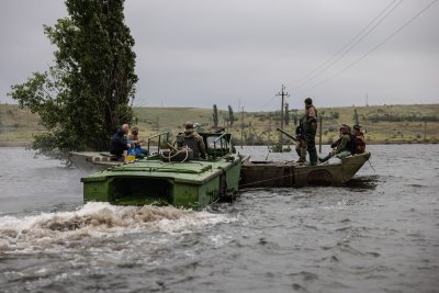 Херсон след наводнението: Местните искат наказания за отговорните за взрива на яз. Каховка