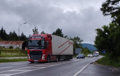 Спират движението на камиони и коли с ремаркета през прохода Петрохан от другата седмица