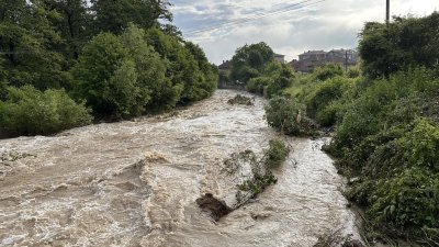 Нивото на реките в Етрополе остава високо, днес отново се очакват валежи