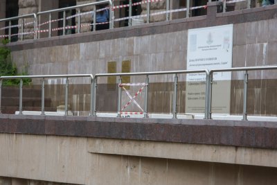 Стъклата на преградния парапет на Ларгото в София са изпочупени