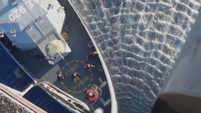 Задържаха 9 души след потъването на лодка с мигранти край Гърция