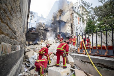 Увеличават се ранените след взрива в Париж, издирват двама под руините (Снимки)