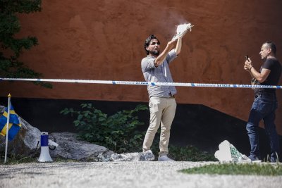 Мъж изгори Корана пред джамия в Стокхолм (СНИМКИ)