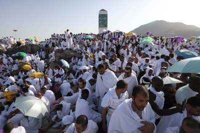 Стотици хиляди мюсюлмани се събраха на планината Арафат за кулминацията