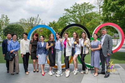 Олимпийските шампионки от ансамбъла по художествена гимнастика са на посещение в Токио