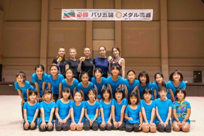 Олимпийските шампионки от ансамбъла проведоха тренировки с две групи деца в Мураяма