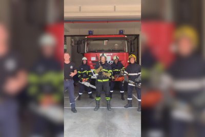 Пожарникари от Казанлък зарадваха момиченце с танц (ВИДЕО)