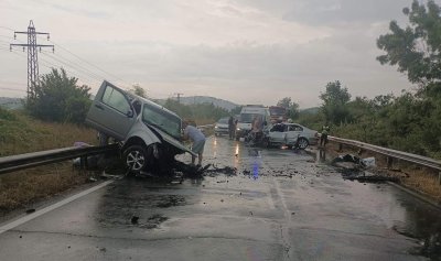 Един загинал и петима ранени след тежка катастрофа на пътя Приморско - Китен