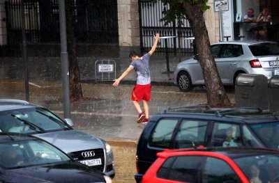 Пороен дъжд се изсипва над центъра на столицата Синоптиците предупреждават