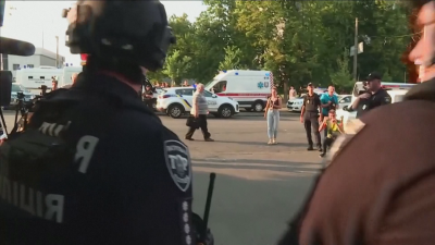 Двама полицаи са ранени при предполагаем самоубийствен атентат в съд в Киев, нападателят е загинал