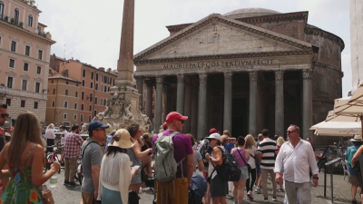 Входът за една от големите забележителности на Рим Пантеонът