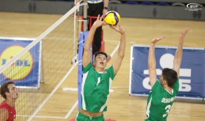 Волейболните национали до 21 години тръгнаха за световното в Бахрейн, нелепа контузия извади Симеон Николов от състава