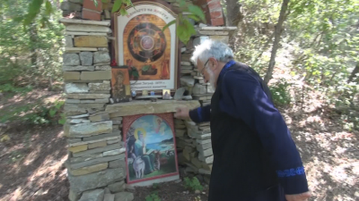 80-годишен свещеник изгради 40 параклиса край курорта "Свети Влас"