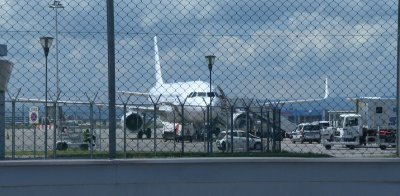 Самолет кацна аварийно на летище София заради буйстващ британец