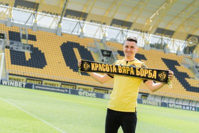 Янис Карабельов е футболист на Ботев Пловдив Халфът подписа 2 годишен