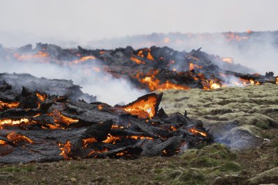 Зрелищни гледки край изригващ вулкан в Исландия (Снимки)