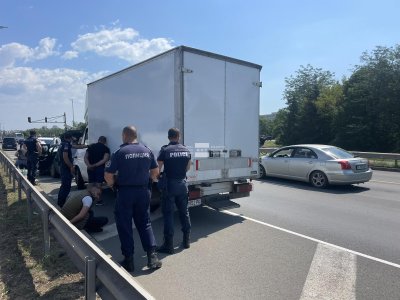 Полицията залови 18 нелегални мигранти в камион на възлов булевард