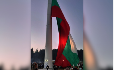 Официално издигнаха българското знаме на на 111 метров пилон на