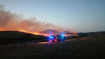 Голям пожар бушува тази нощ между бургаския кв Банево и