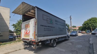 Задържаха 76 мигранти в камион на АМ "Тракия" край Стара Загора (Снимки)