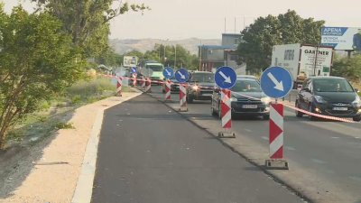 Трафикът към Гърция: 3-4 км за час изминават колите на опашката за ГКПП "Кулата"