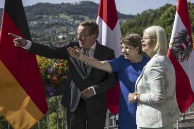 Традиционно неутралните Швейцария и Австрия се присъединиха към европейската система