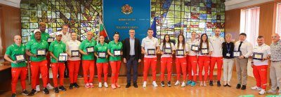 Министър Илиев награди състезателите по бадминтон, спортна стрелба, карате и кикбокс за успехите на Европейските игри в Полша