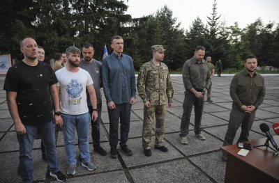 Войната в Украйна президентът Володимир Зеленски върна у дома