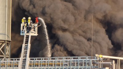 Голям пожар пламна в завода за храни и фуражи за животни в Ловеч
