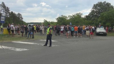Жители на няколко села протестираха край пътя Бургас - Созопол