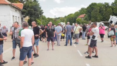 Жители на вчарчанското село Осен блокираха второкласния път Криводол Борован по