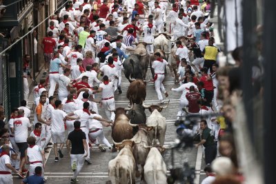 Шестима ранени при надбягване с бикове в Испания