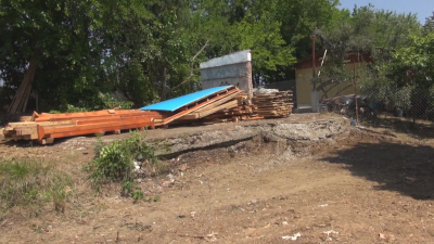 Полиция и багер влязоха в пълен къмпинг край Царево, за да махнат незаконни постройки
