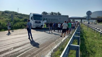 Камион катастрофира и задръсти движението по АМ "Хемус" (СНИМКИ)