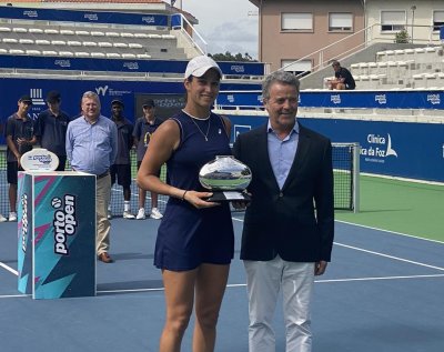 Изабелла Шиникова триумфира с титлата на турнира по тенисна твърда