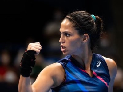 Изабелла Шиникова започна с победа на турнир в Португалия