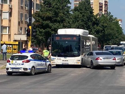Три автомобила и автобус от градския транспорт се удариха в
