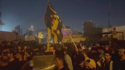 Протестиращи щурмуваха и подпалиха посолството на Швеция в Багдад