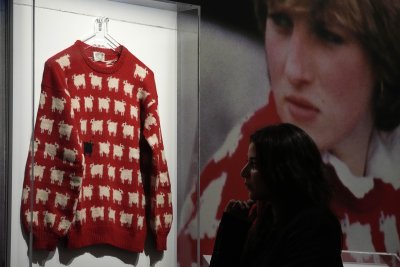 Продават иконичен пуловер на принцеса Даяна на търг (Снимки)
